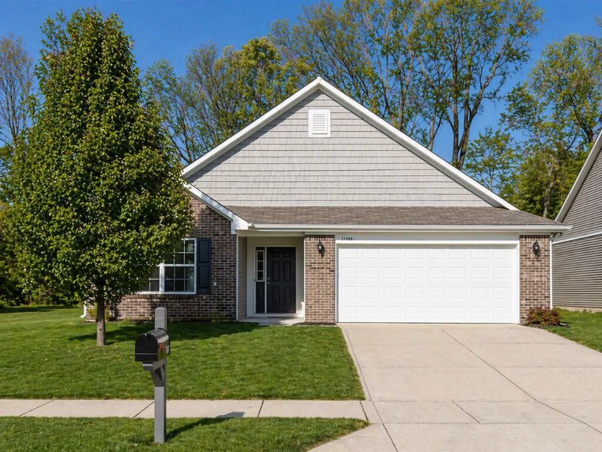 Beautiful 3 Bedroom Home Away From Home - Patio, Deck & Private Garage