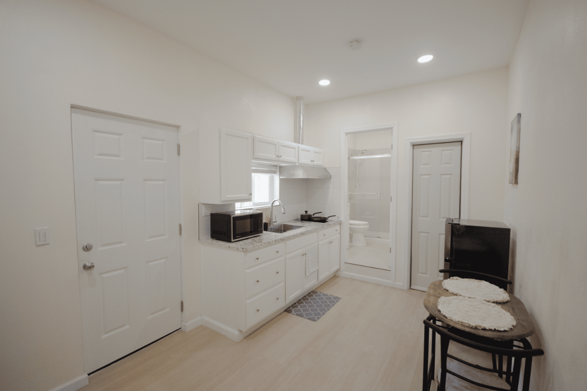 Newly Renovated 1Bed/1Bath Private Home - Photo 6