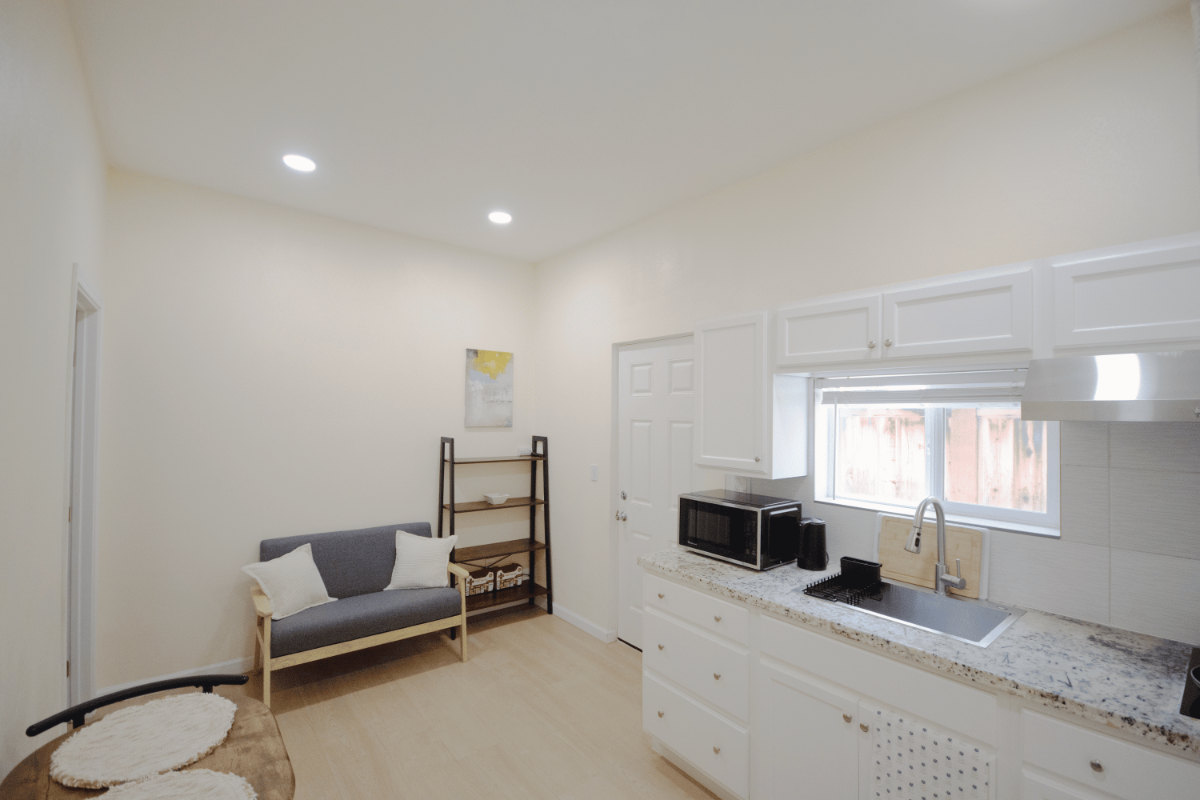 Newly Renovated 1Bed/1Bath Private Home - Photo 5