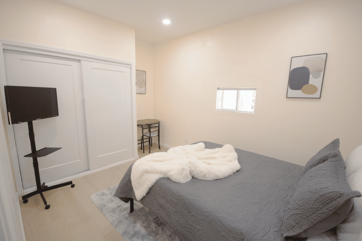 Newly Renovated 1Bed/1Bath Private Home - Photo 2