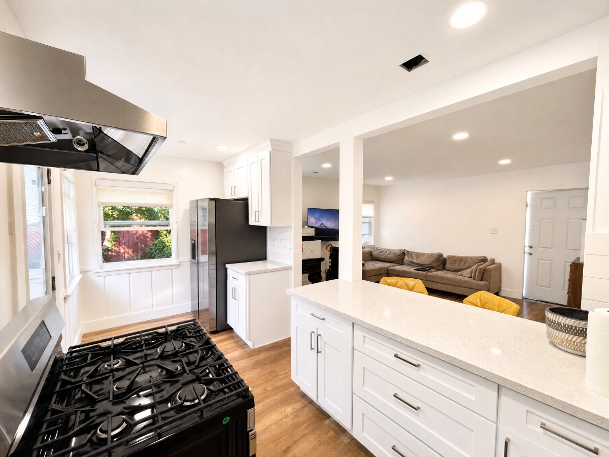 Clean quiet modern stylish whole house with private backyard - Photo 4