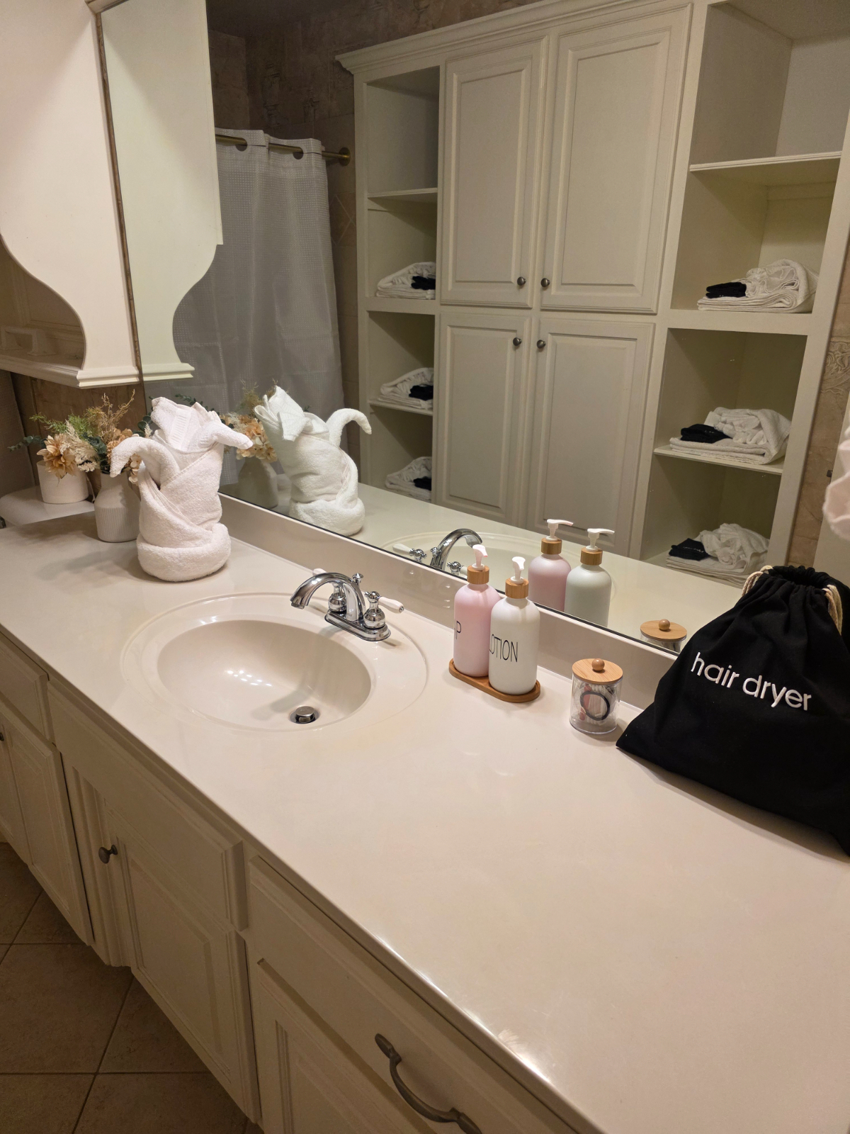 Stylish 3BR Retreat and Office and Private Pool - Photo 4