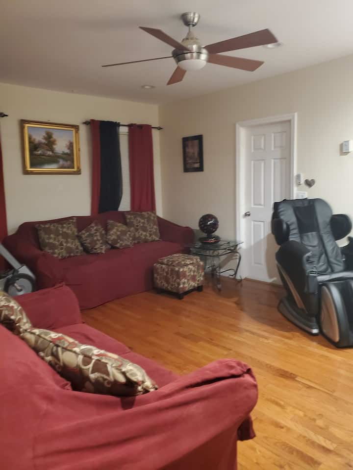 Flexible 2 To 4 Bedroom Rental Near UBS Arena And LIRR With Easy Access To Manhattan And JFK - Photo 3