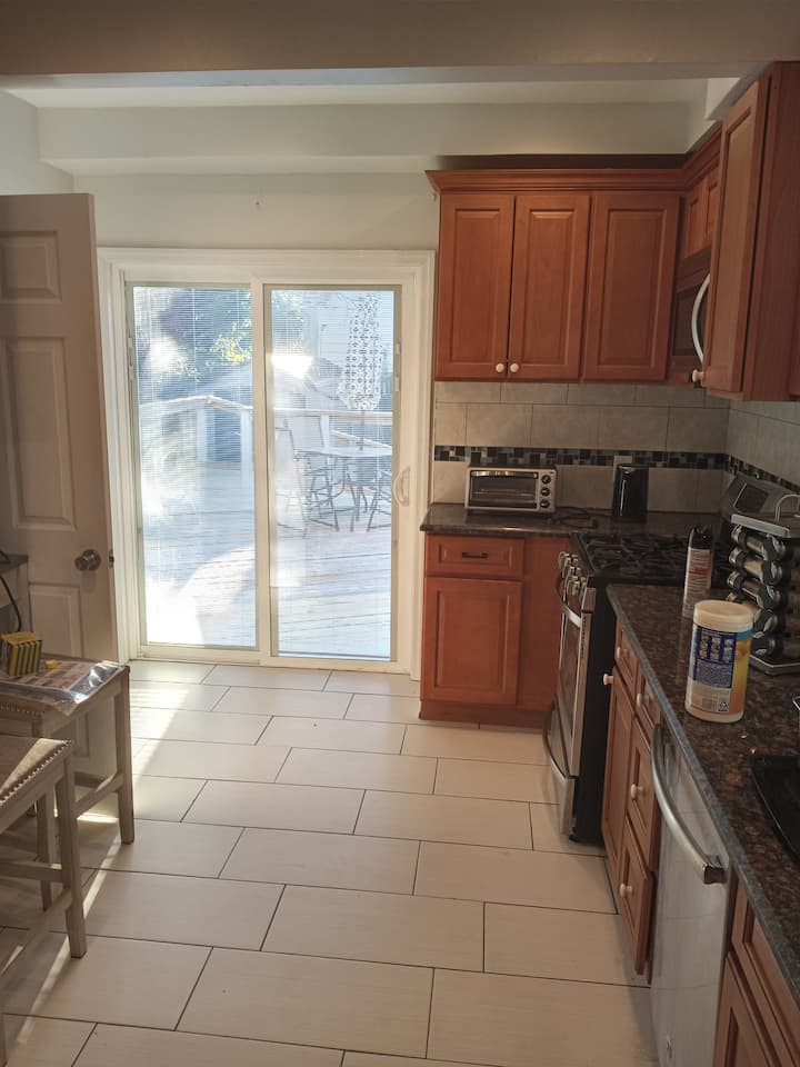 Flexible 2 To 4 Bedroom Rental Near UBS Arena And LIRR With Easy Access To Manhattan And JFK - Photo 6
