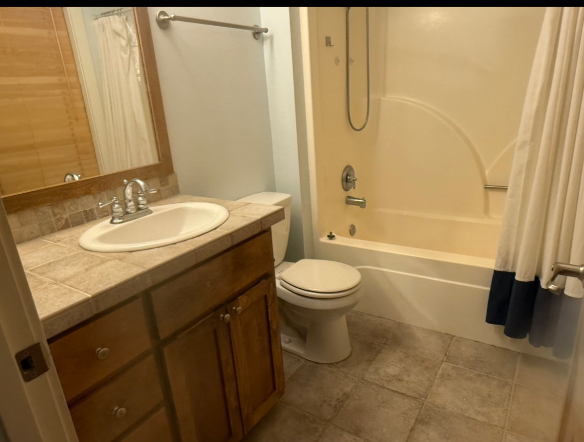 Furnished room with private attached bathroom in 3bd/3ba off Century West - Photo 2