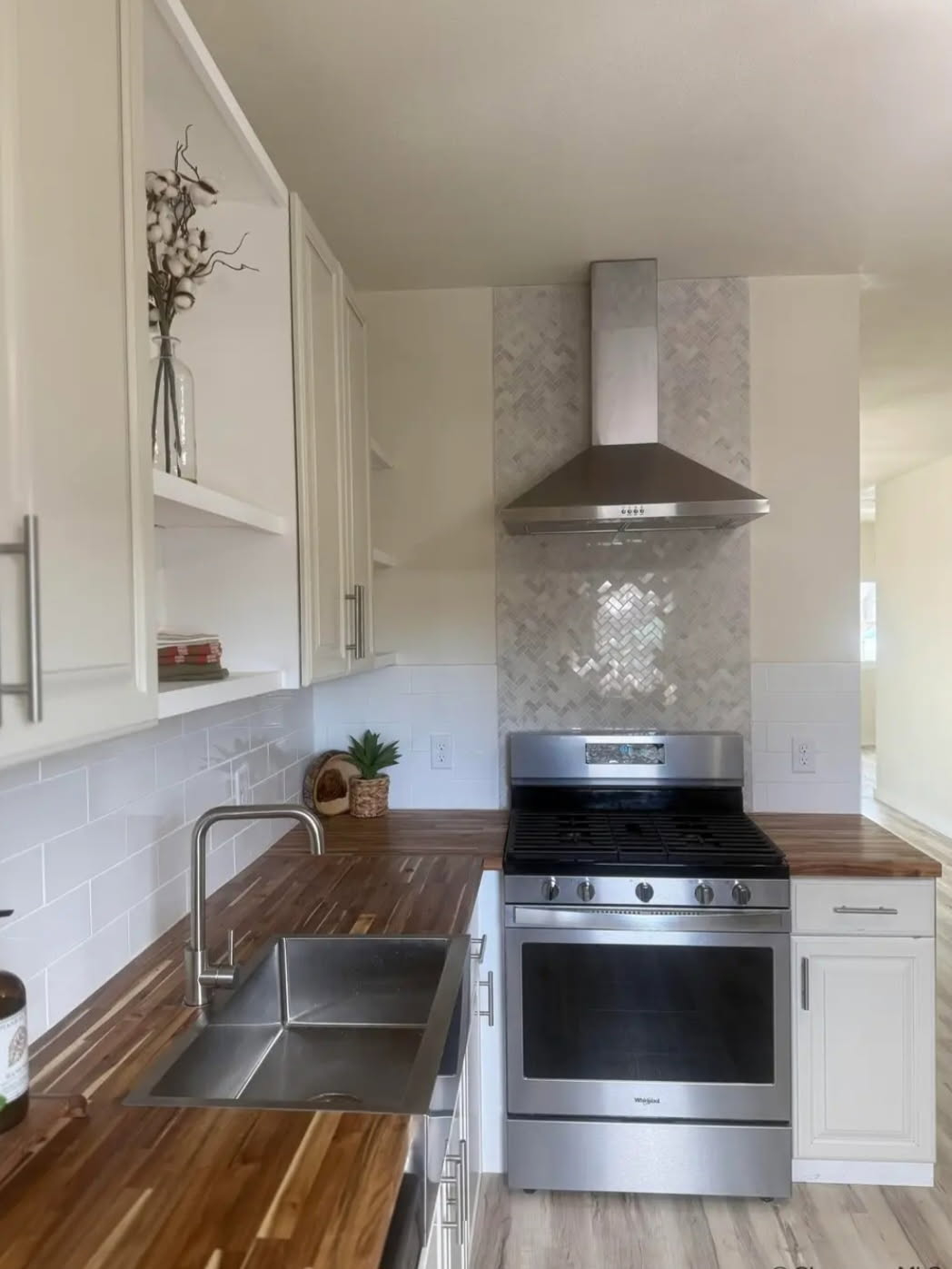 Freshly remodeled (Photos coming) - Fully furnished cozy home perfect for travel Nurses & Pros - 2 - Photo 1