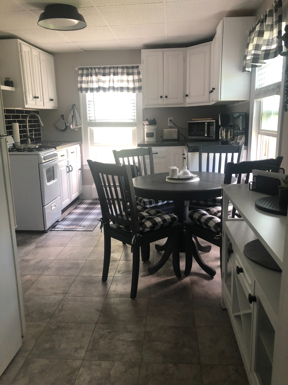 Fully Furnished 1 bedroom, 4 room apartment - Photo 2