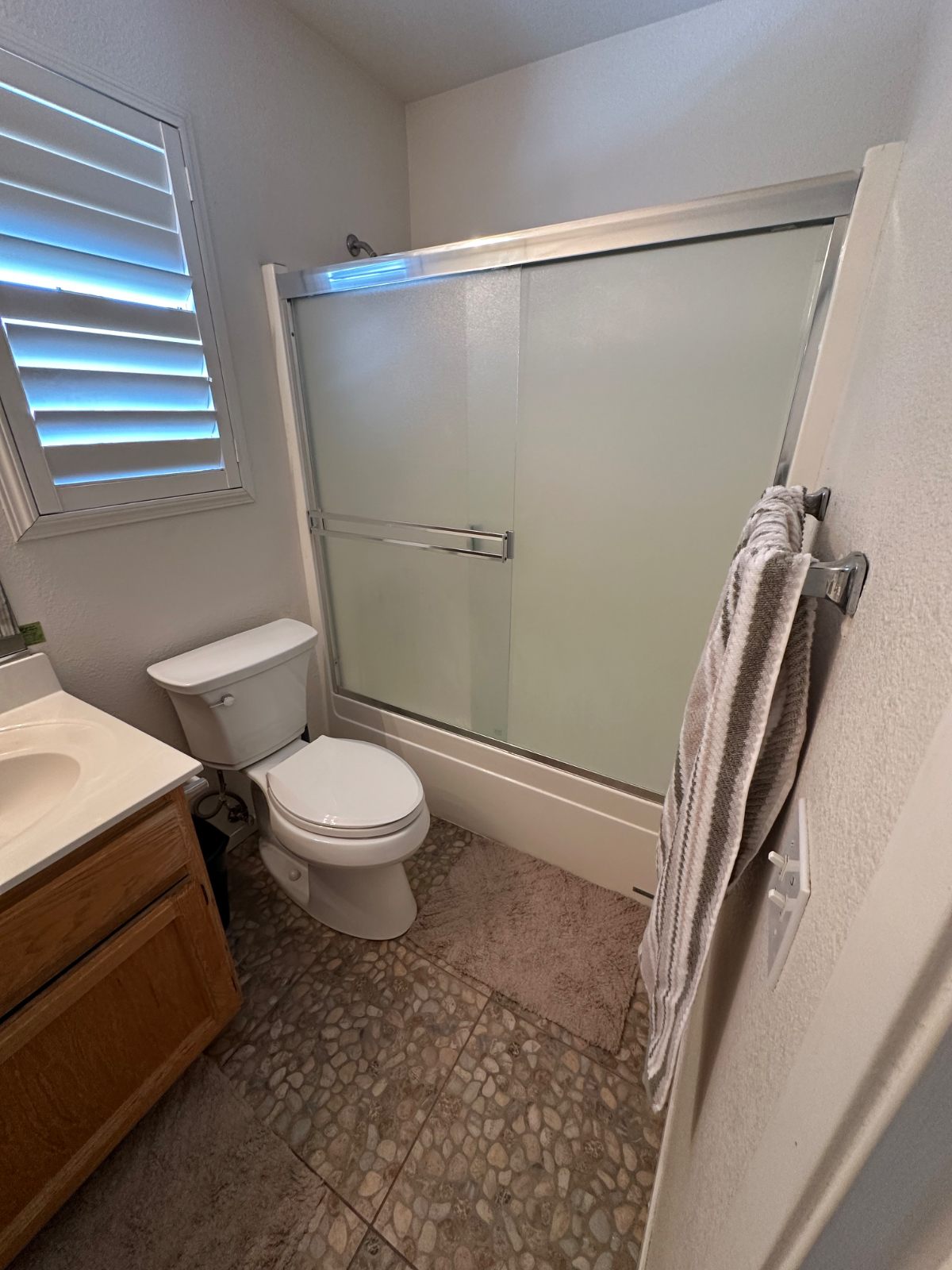Quiet Spanos Park East Home Near Hospitals Hosted by Healthcare Professional - Photo 5