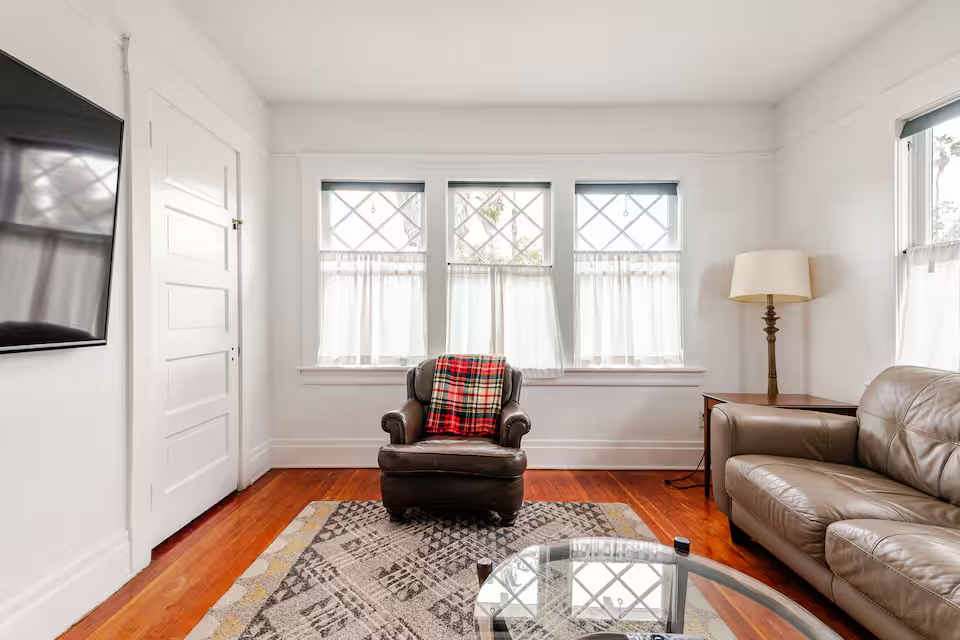 Charming 1905 Upstairs Home - Photo 2