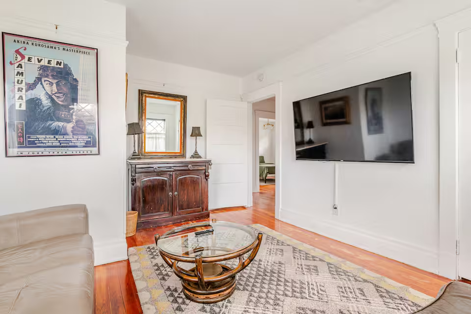 Charming 1905 Upstairs Home - Photo 1