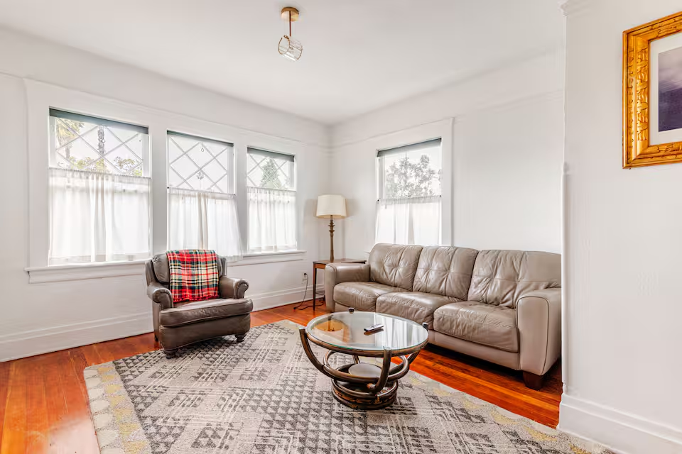 Charming 1905 Upstairs Home - Photo 3