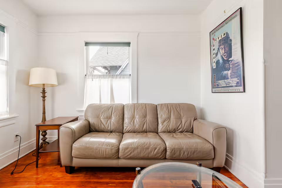 Charming 1905 Upstairs Home - Photo 4