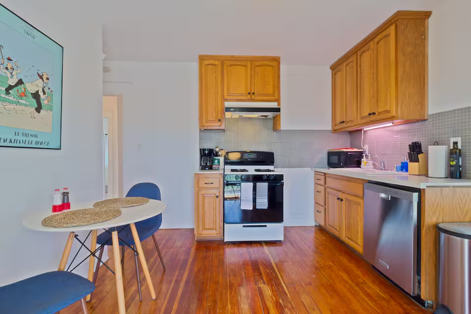 Charming 1905 Upstairs Home - Photo 6