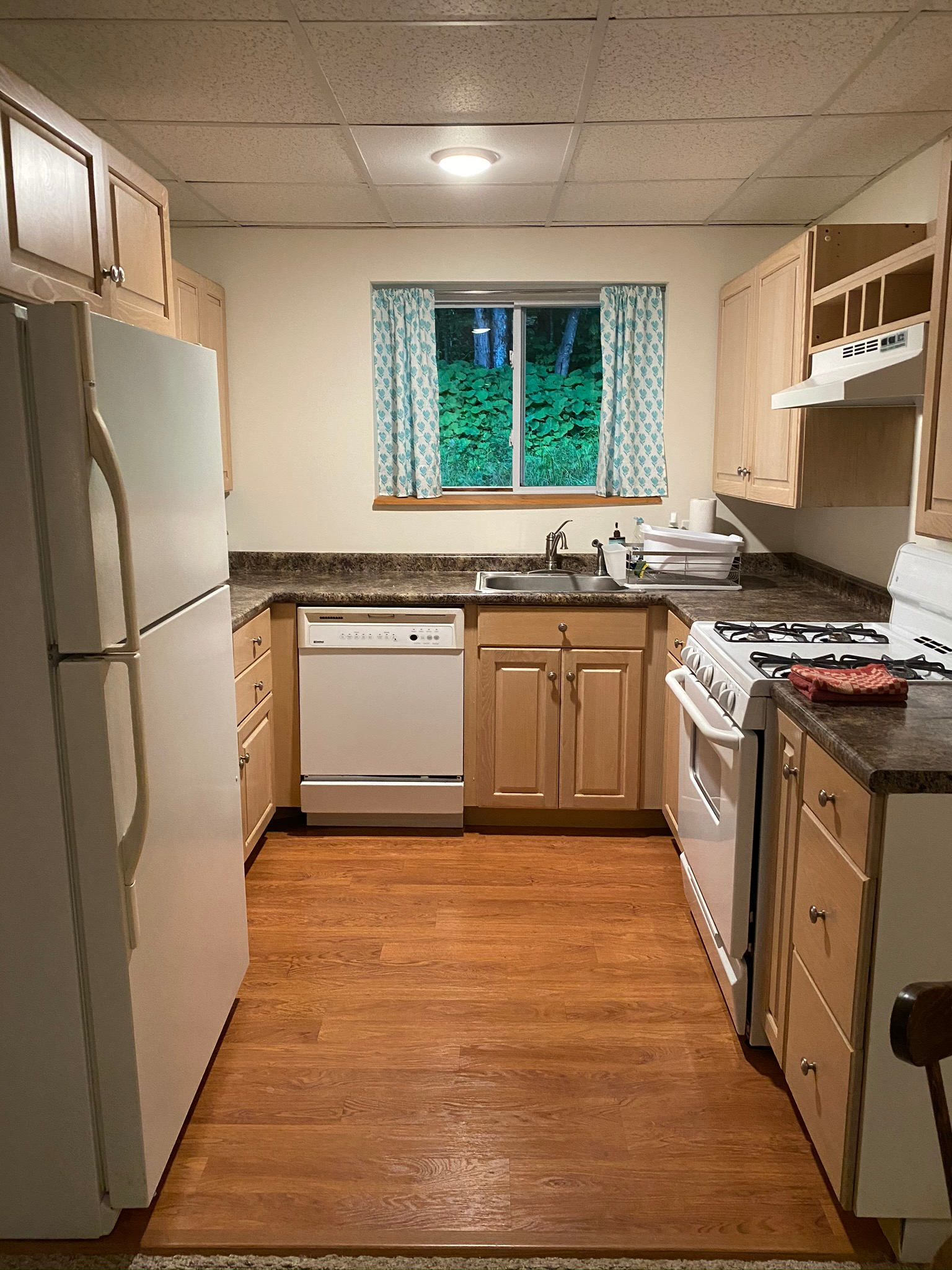 Winter Seasonal Rental: 2 Bedroom - Pet Friendly - 1 mile from Mt Snow - Photo 4