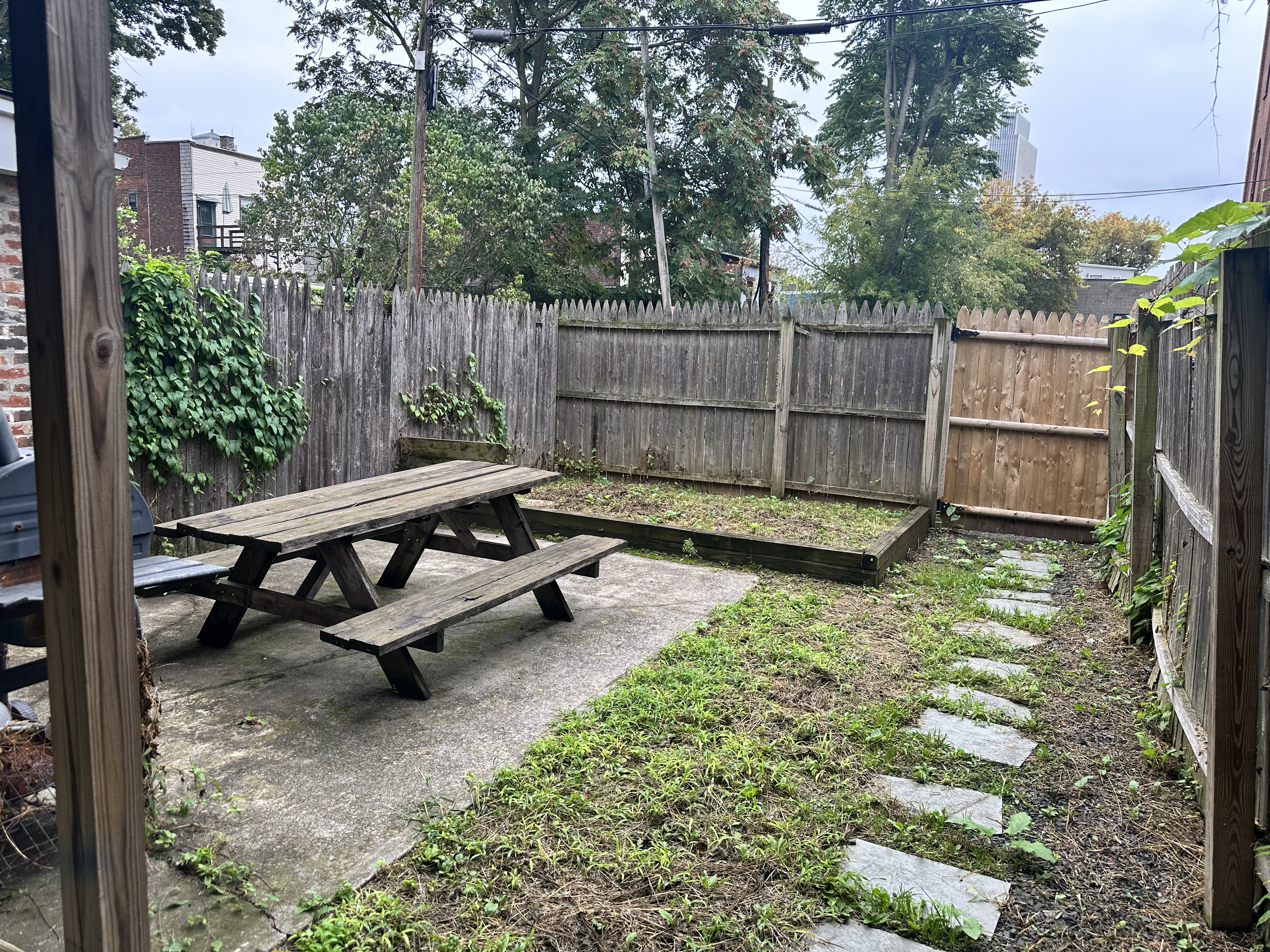 1 Br Central Location King Sized Bed With Parking - Photo 11