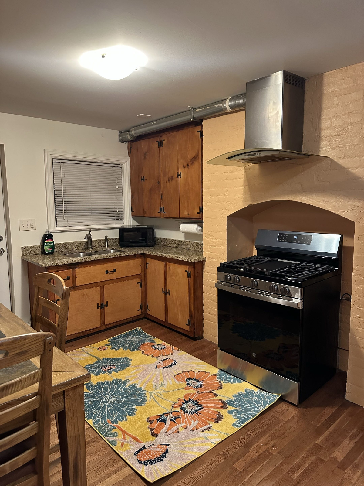 1 Br Central Location King Sized Bed With Parking - Photo 4