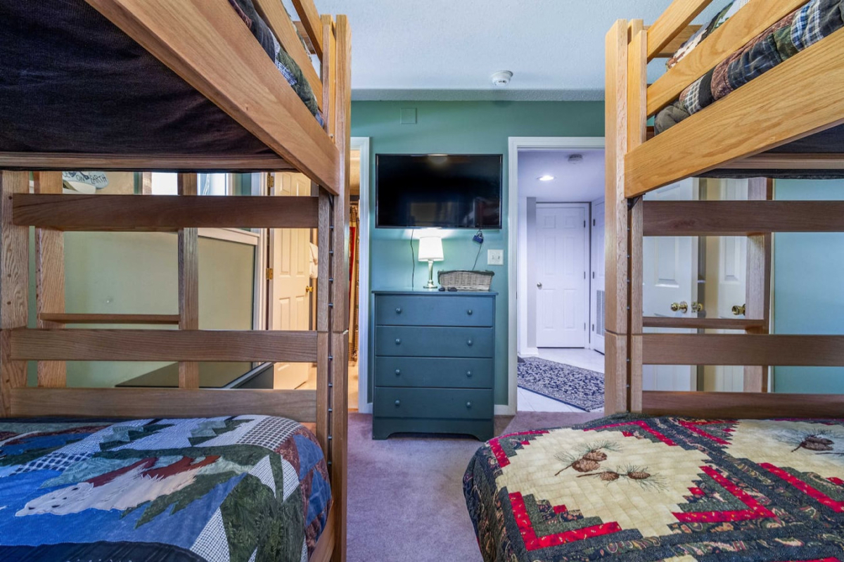 Cozy Condo at Winterplace in Okemo - Photo 9