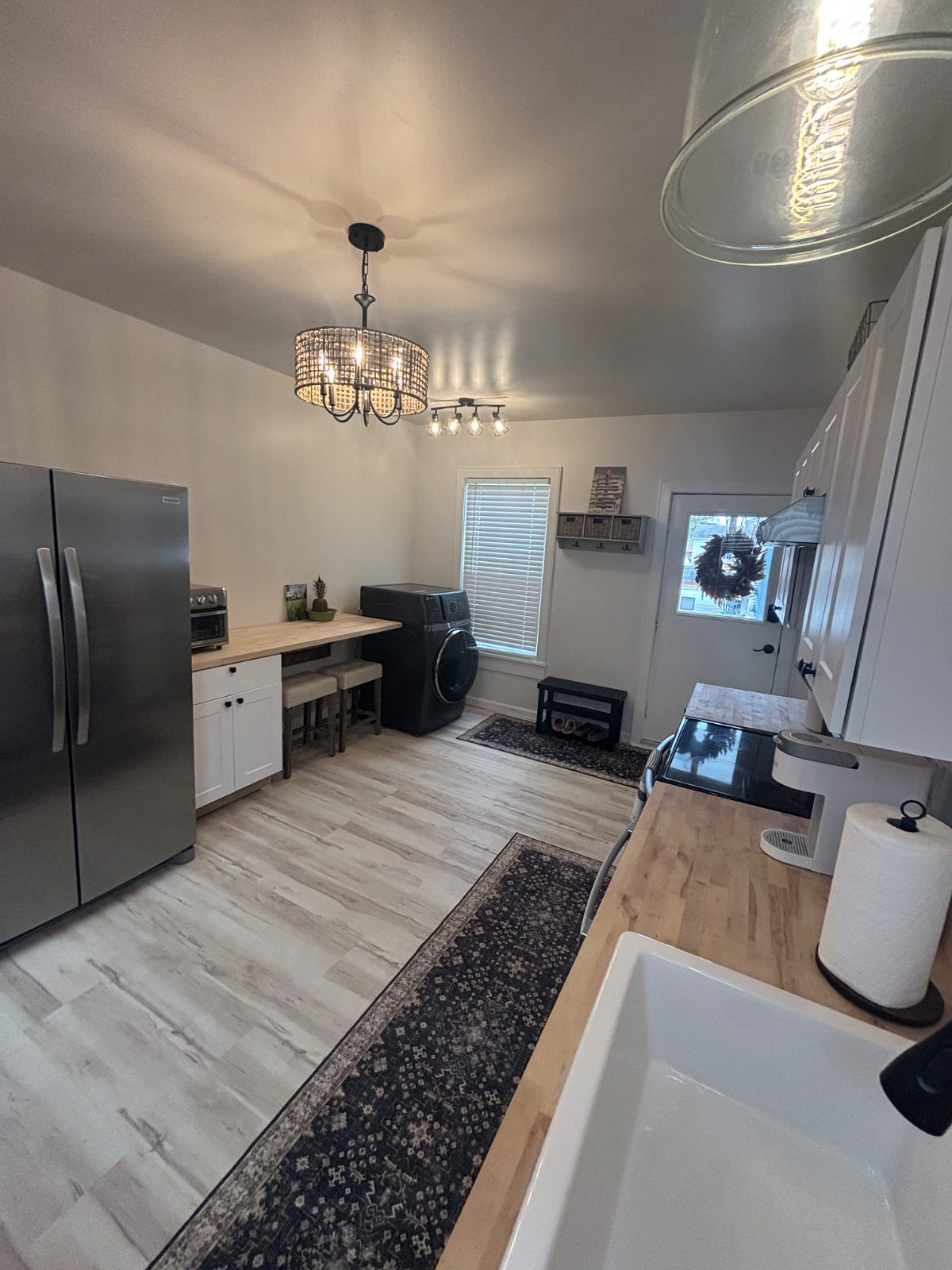 Quiet 2 bed 1st Fl Apt - Walking distance to downtown, New Appliance and Furniture - Photo 2