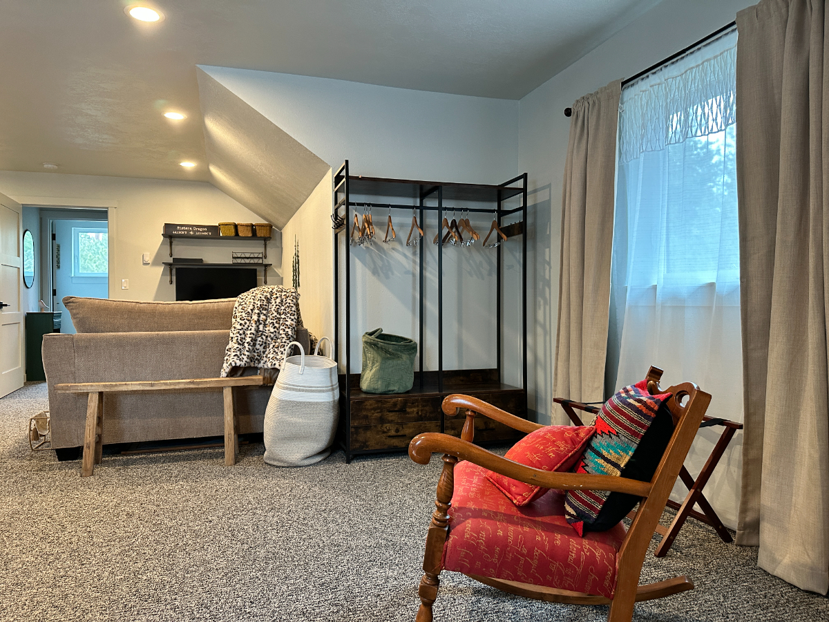 Upstairs Studio Retreat with private bathroom - Photo 2