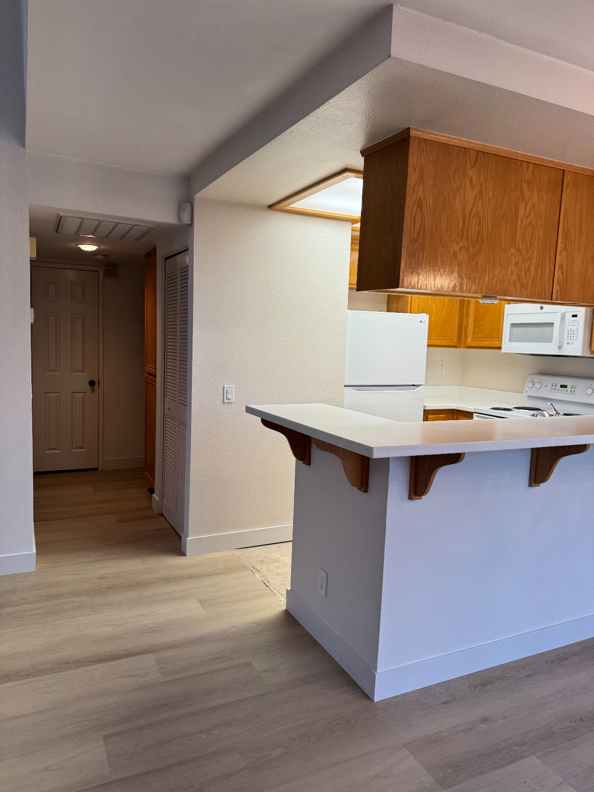 Charming 1-Bed, 1-Bath Second-Story Unit with Cathedral Ceilings, Fireplace, Private Balcony, and Two Parking Spaces - Photo 2