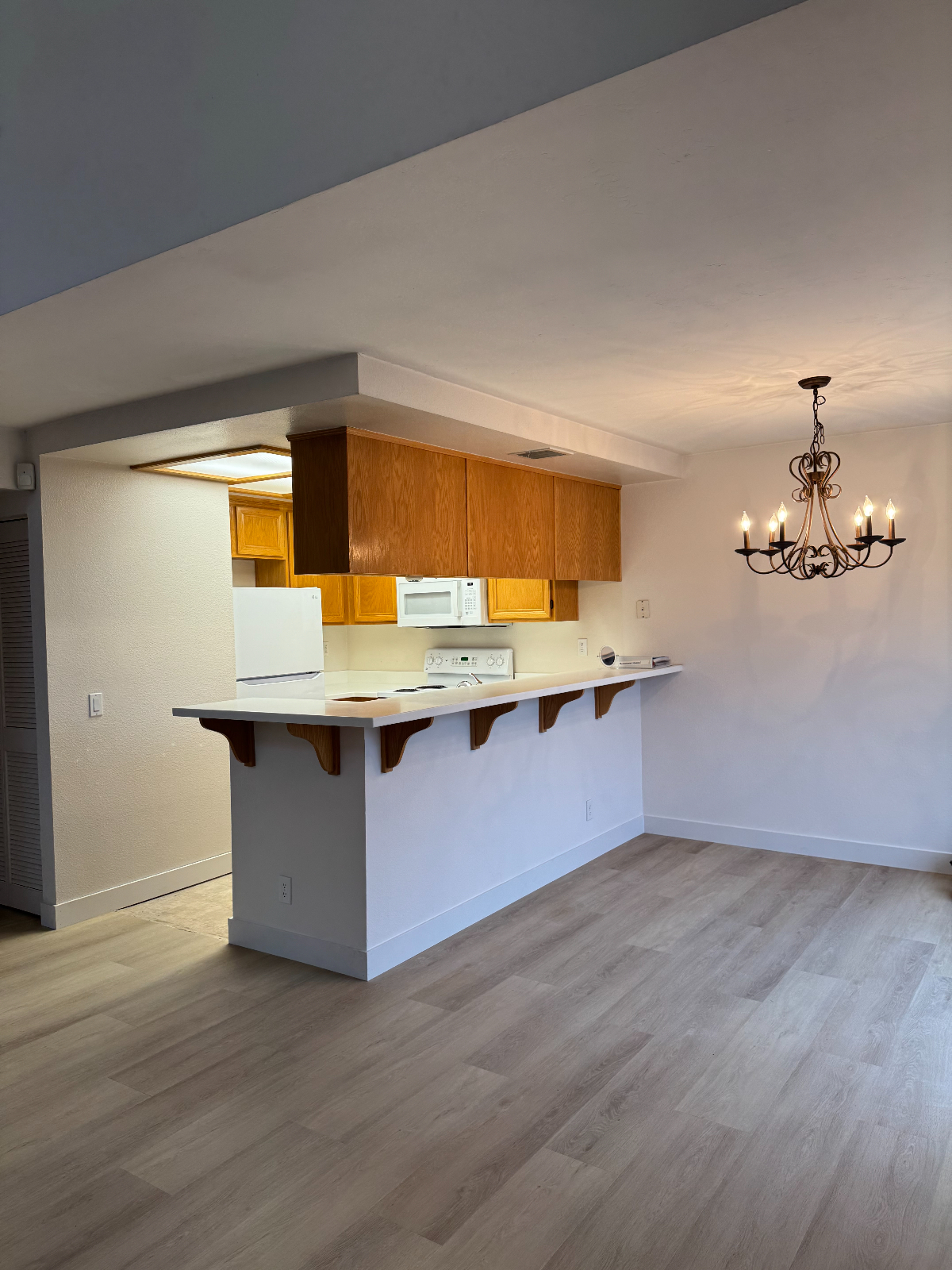 Charming 1-Bed, 1-Bath Second-Story Unit with Cathedral Ceilings, Fireplace, Private Balcony, and Two Parking Spaces - Photo 4