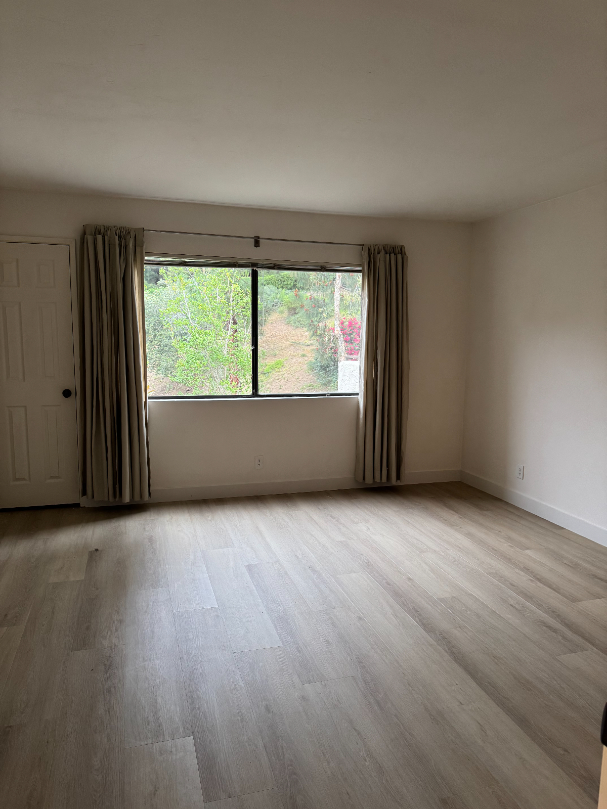 Charming 1-Bed, 1-Bath Second-Story Unit with Cathedral Ceilings, Fireplace, Private Balcony, and Two Parking Spaces - Photo 5