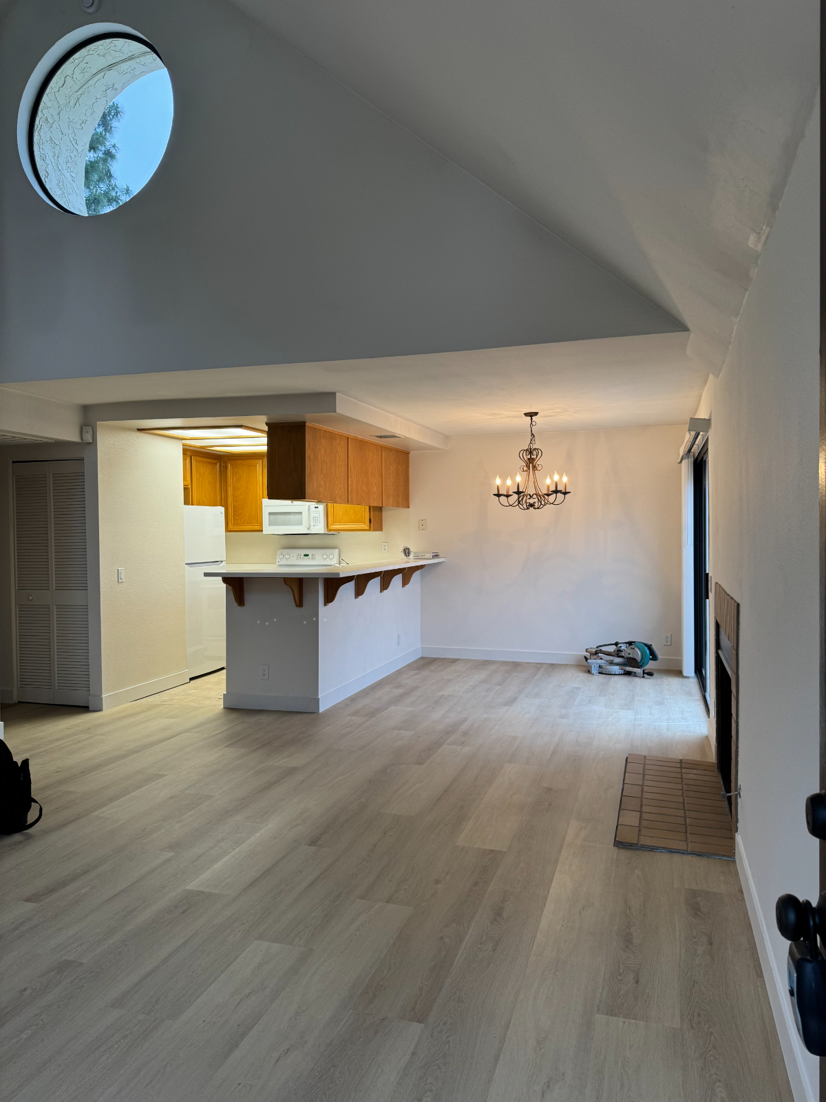 Charming 1-Bed, 1-Bath Second-Story Unit with Cathedral Ceilings, Fireplace, Private Balcony, and Two Parking Spaces - Photo 1