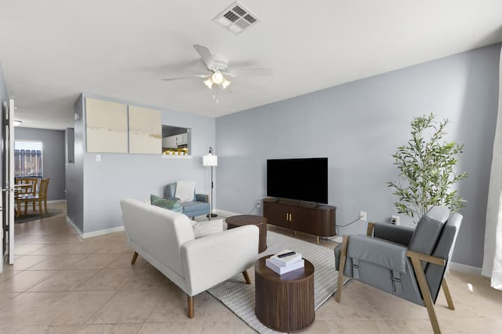 Modern 2 BDR Condo - Photo 2