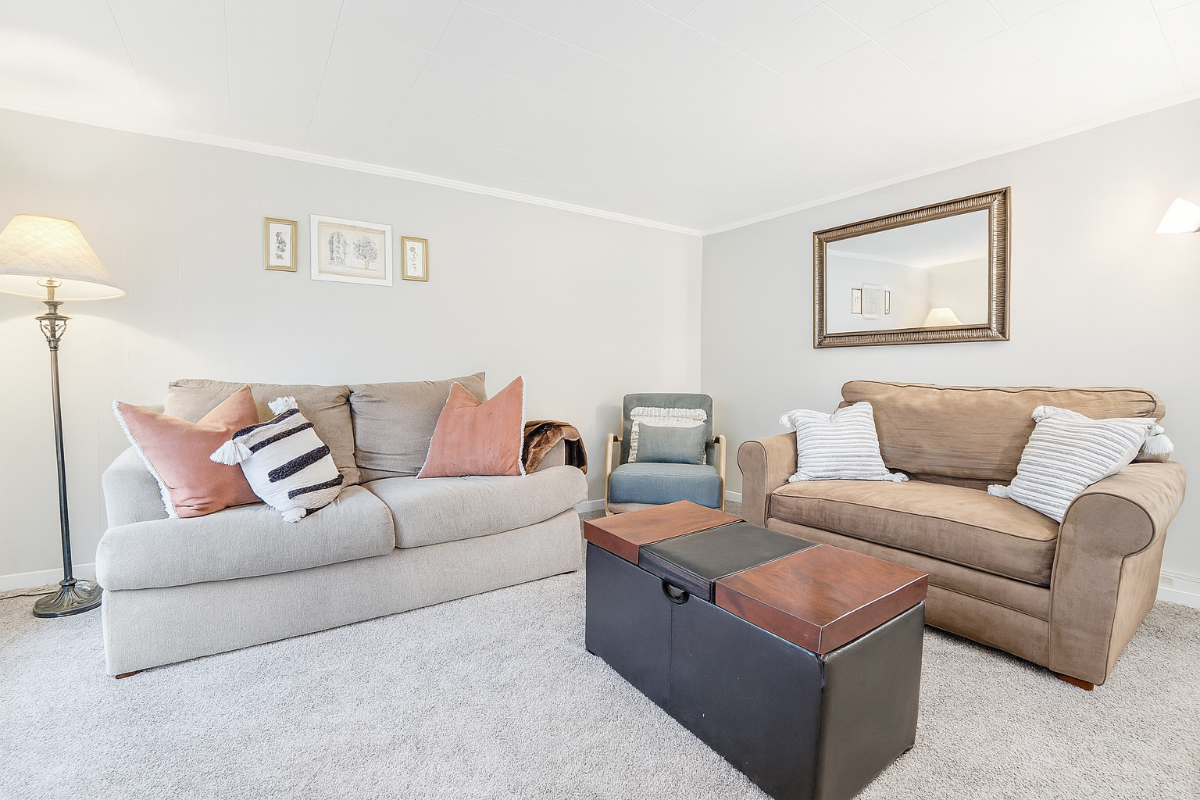 Cozy second floor apartment just minutes from downtown - Photo 1