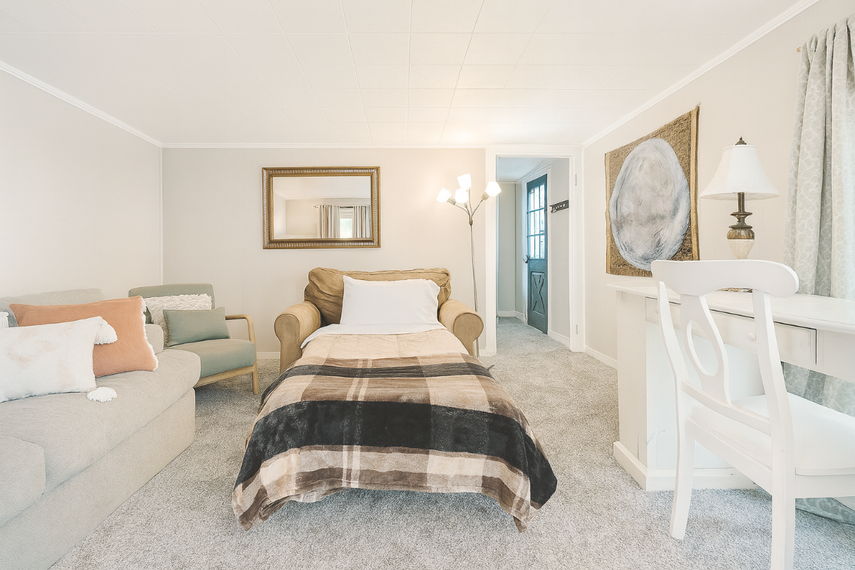 Cozy second floor apartment just minutes from downtown - Photo 10