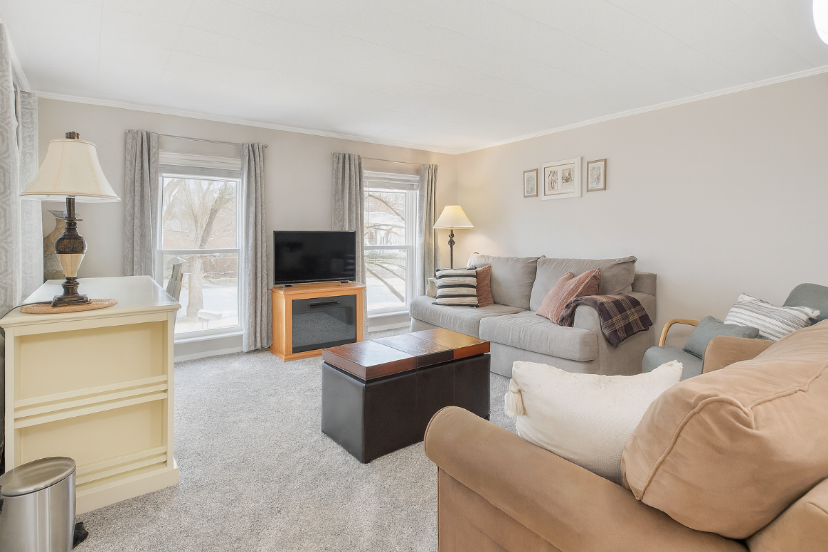 Cozy second floor apartment just minutes from downtown - Photo 2