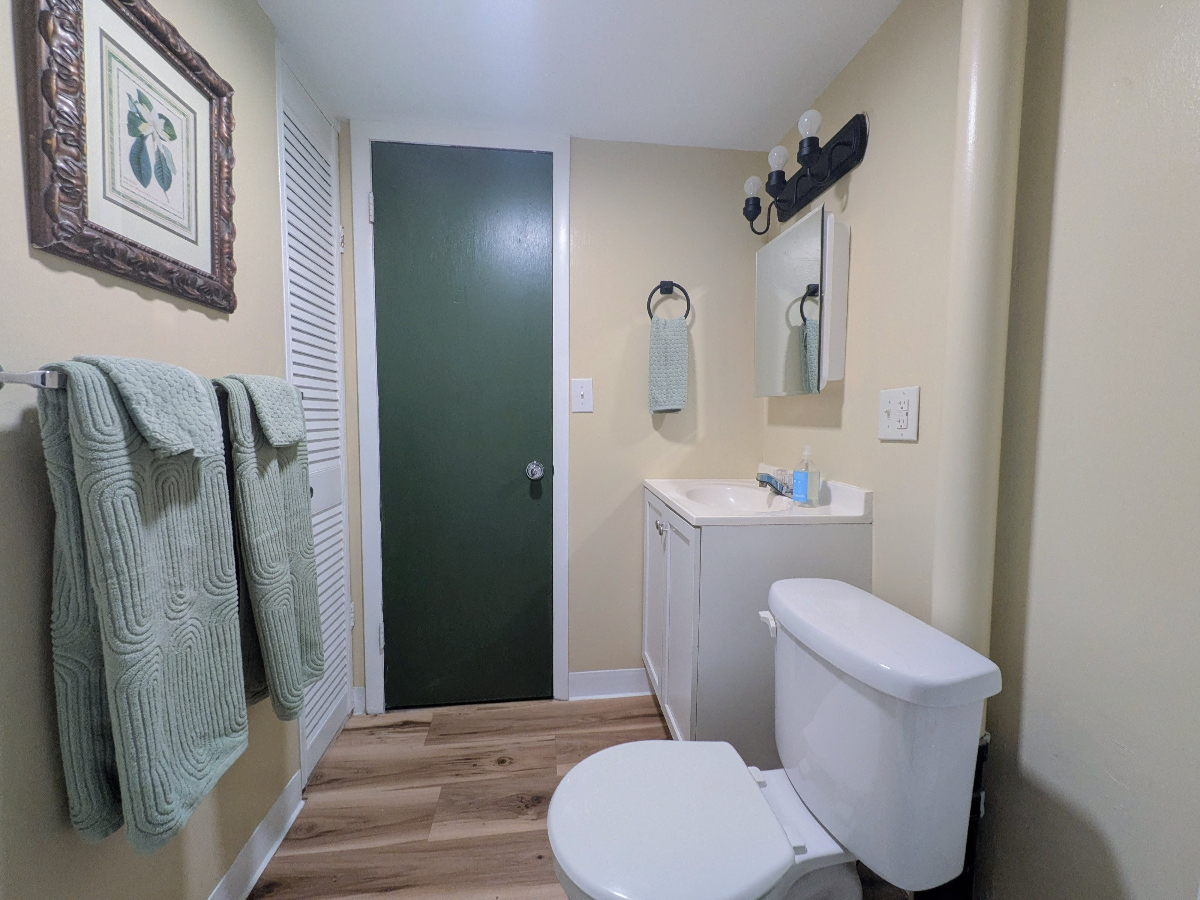 Cozy second floor apartment just minutes from downtown - Photo 8