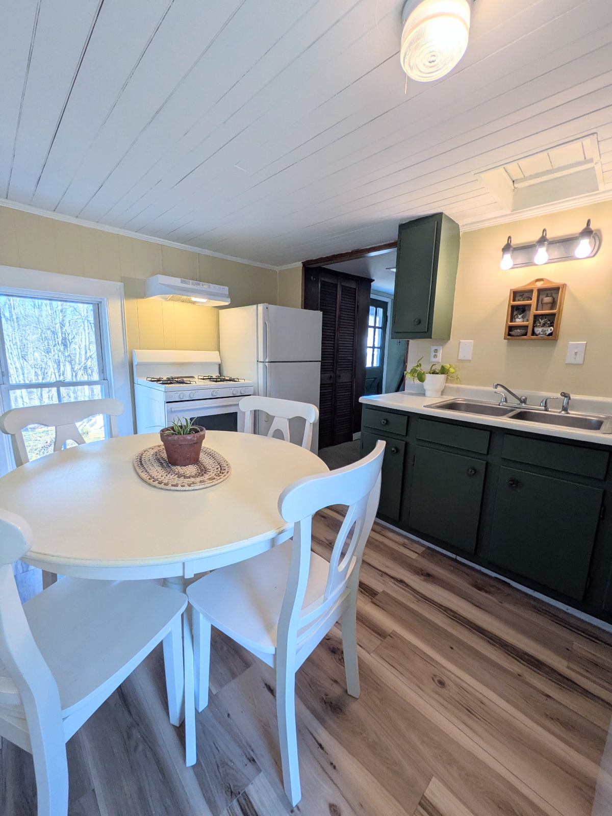 Cozy second floor apartment just minutes from downtown - Photo 5