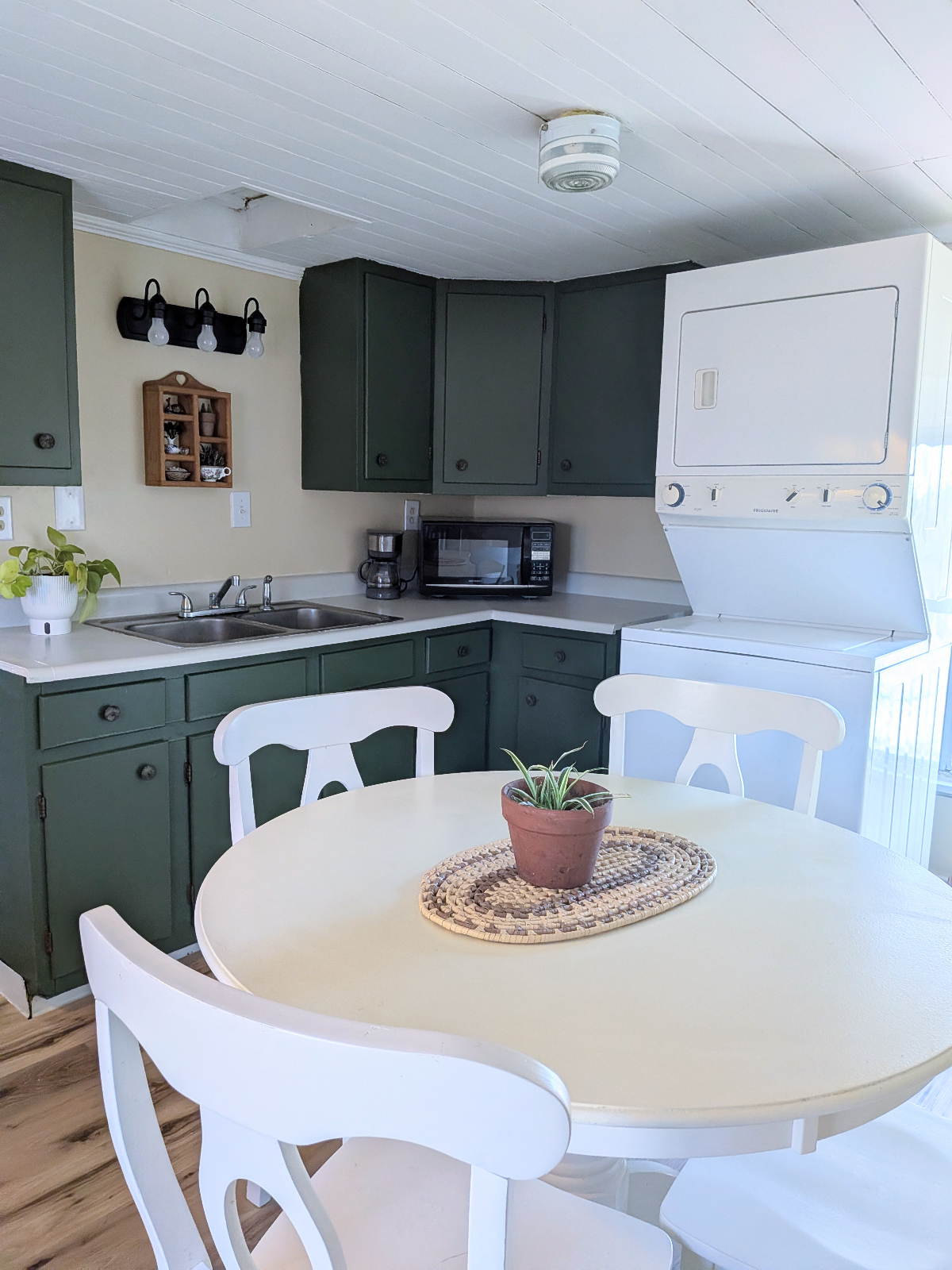 Cozy second floor apartment just minutes from downtown - Photo 6