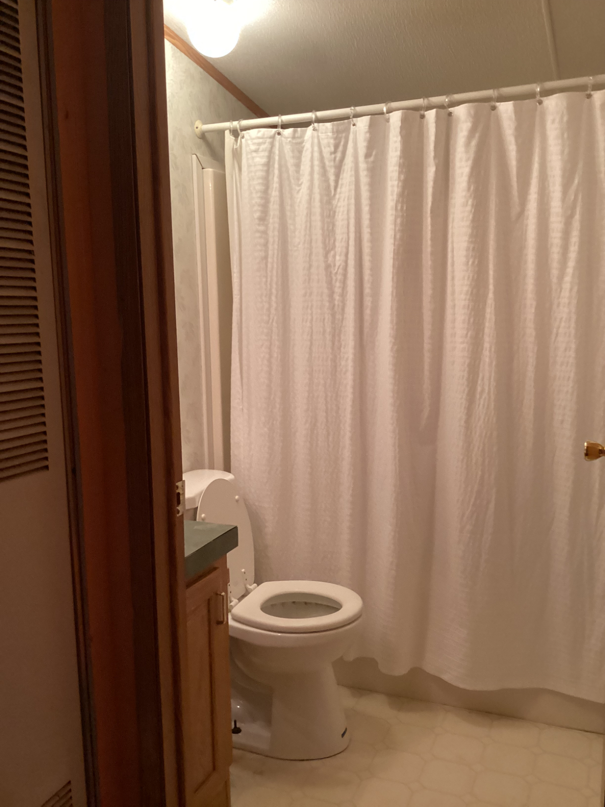 Bedroom and private bath - Photo 2
