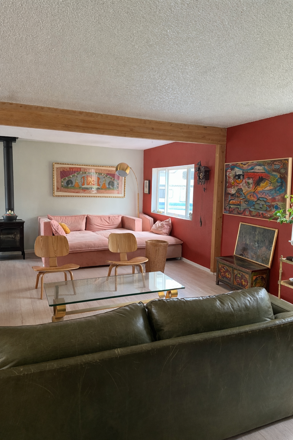Comfortable 3-Bedroom Home with Large Fenced Backyard - Photo 2