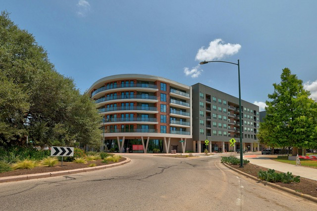 Mueller One Bedroom Luxury Aprtment - Photo 2