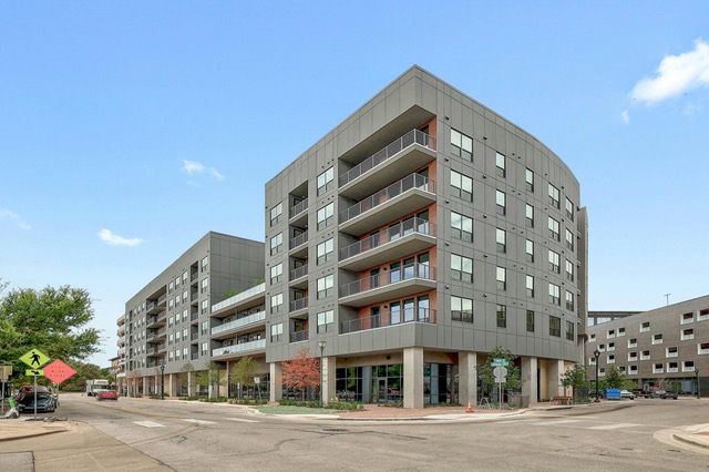 Mueller One Bedroom Luxury Aprtment - Photo 3