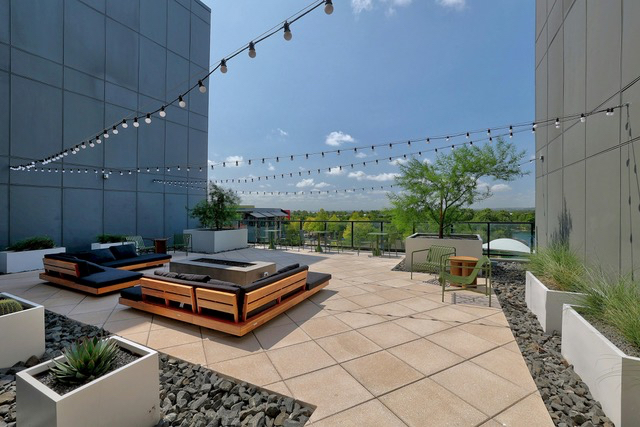 Mueller One Bedroom Luxury Aprtment - Photo 4