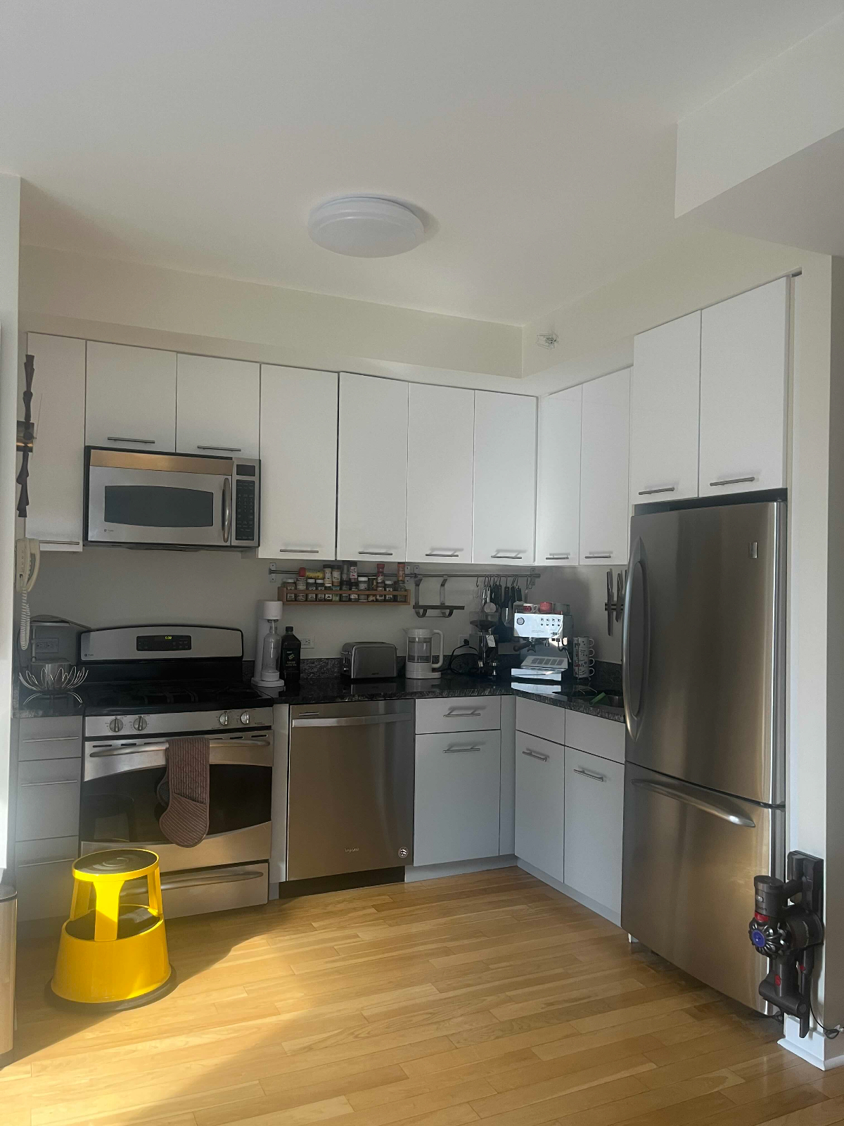 Quiet Room and Private Bathroom a block from Ft. Greene Park & Brooklyn Hospital - Photo 9