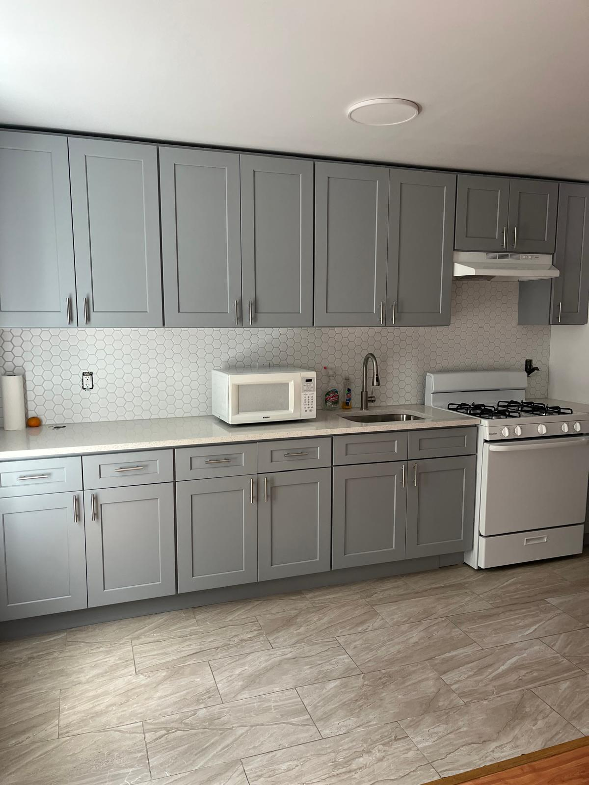 Bright three-bedroom apartment with outdoor space near Prospect Park - Photo 6