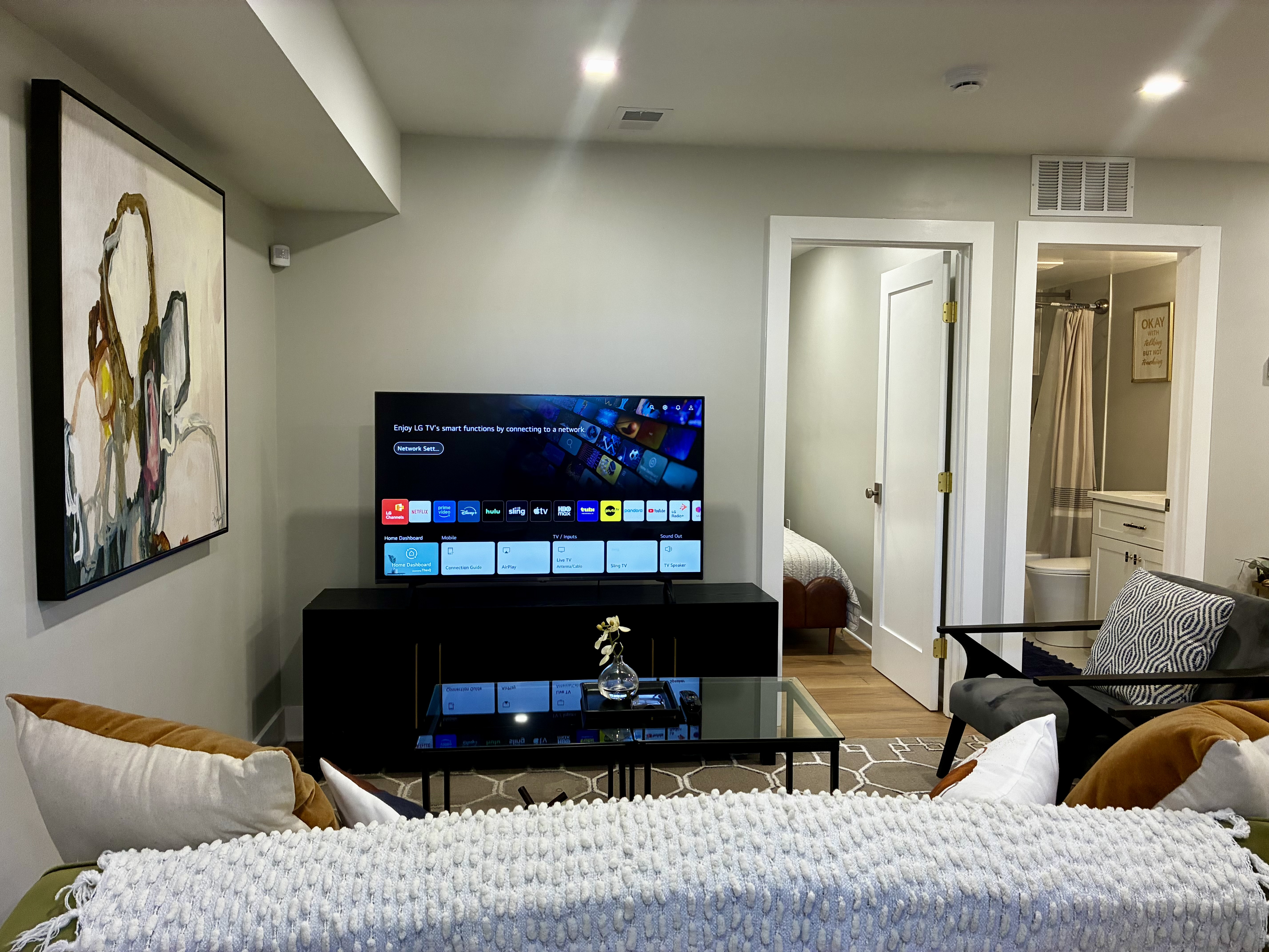 Beautifully Renovated, plenty of natural light  2 bdrm - Photo 8