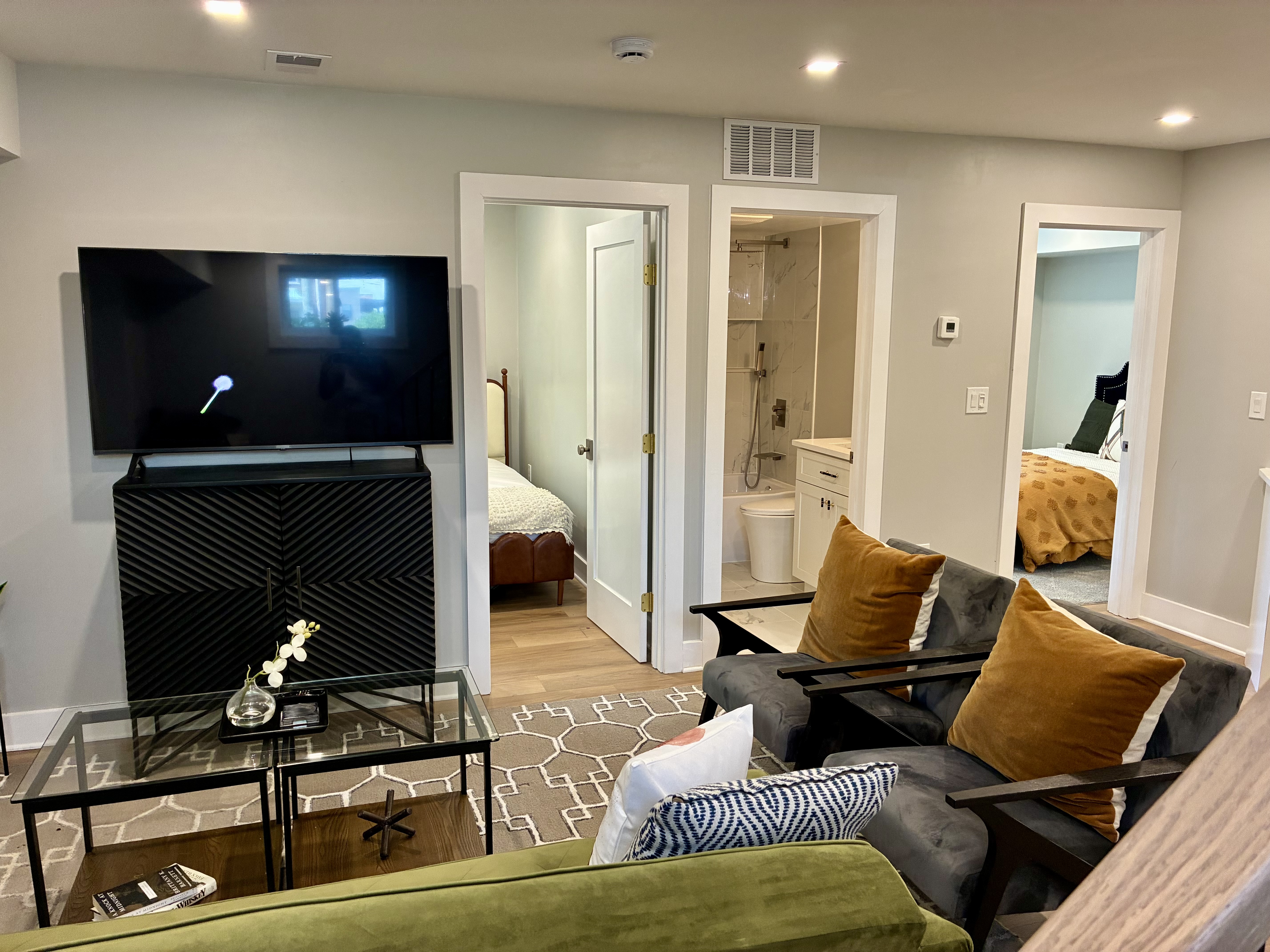 Beautifully Renovated, plenty of natural light  2 bdrm - Photo 11