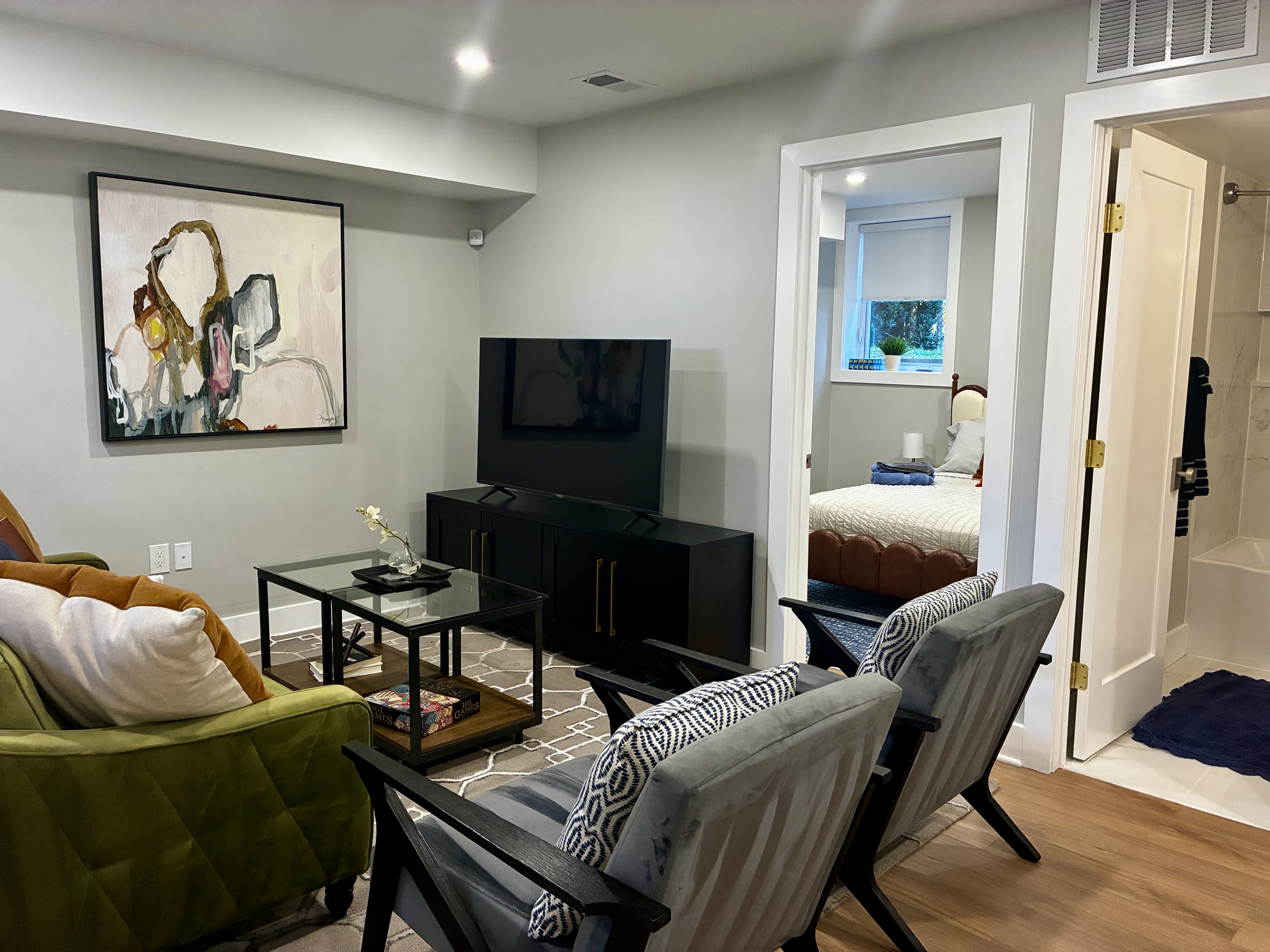 Beautifully Renovated, plenty of natural light 2 bdrm - Photo 3
