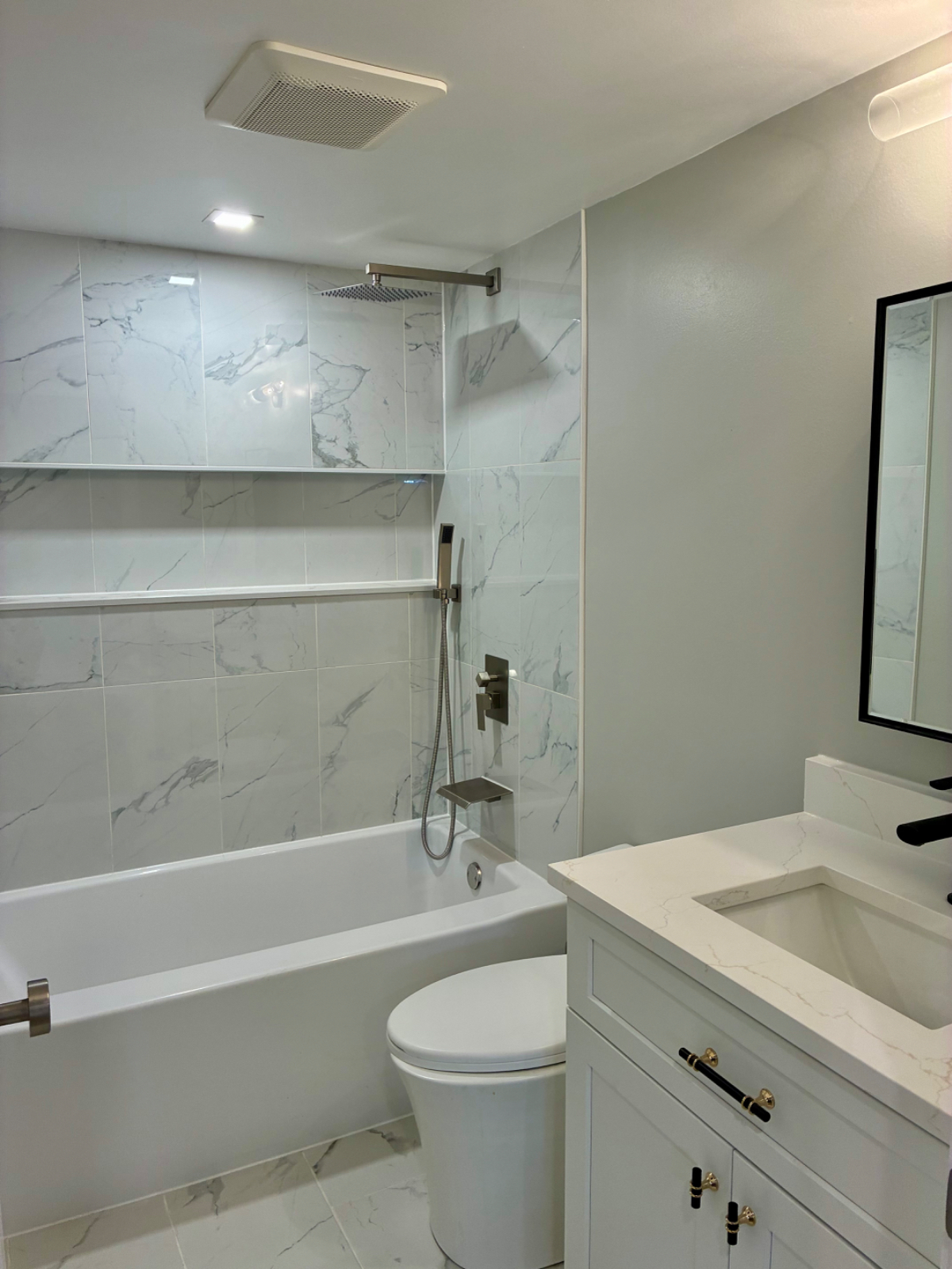 Beautifully Renovated, plenty of natural light 2 bdrm - Photo 5