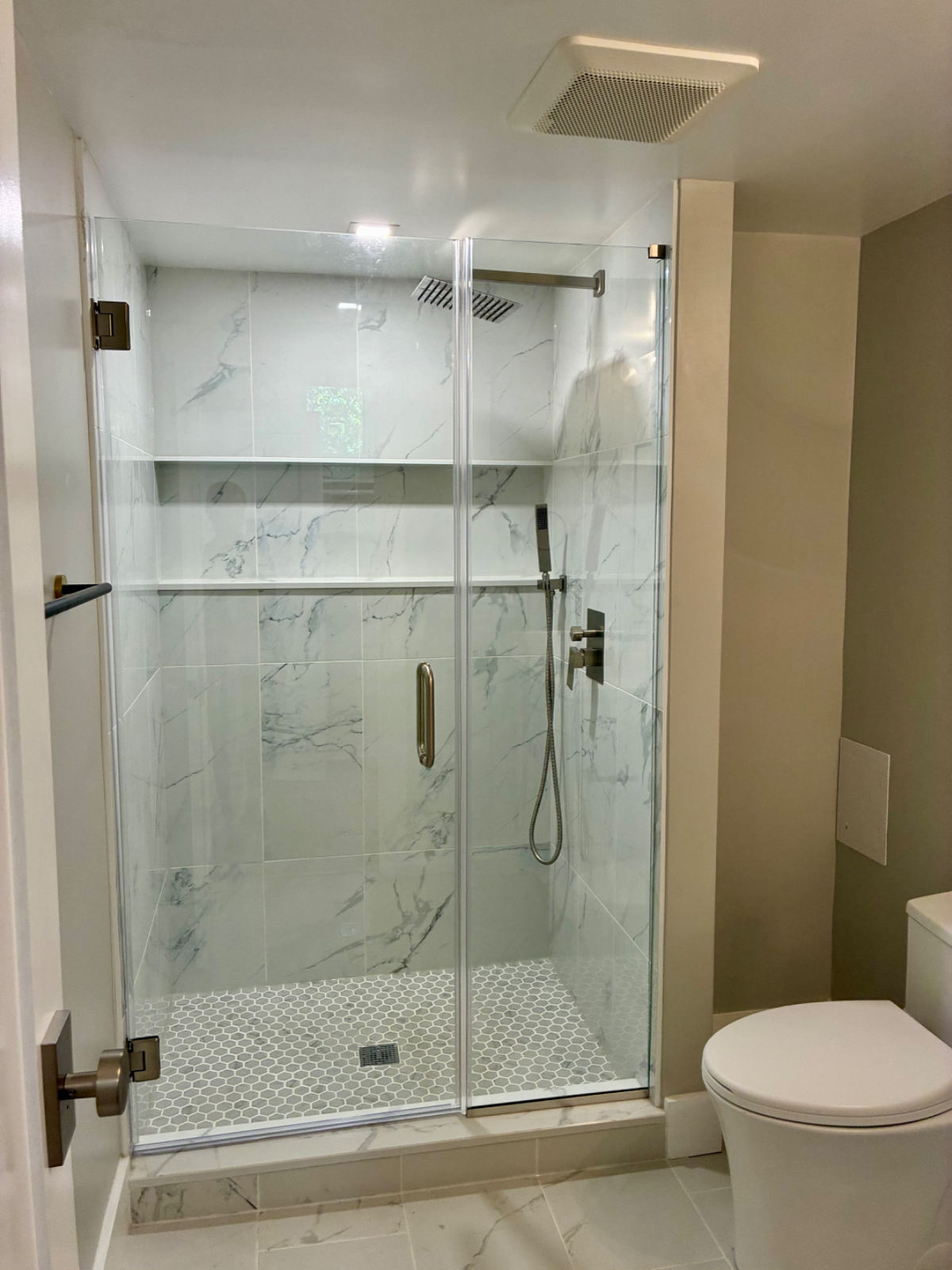 Beautifully Renovated, plenty of natural light  2 bdrm - Photo 7