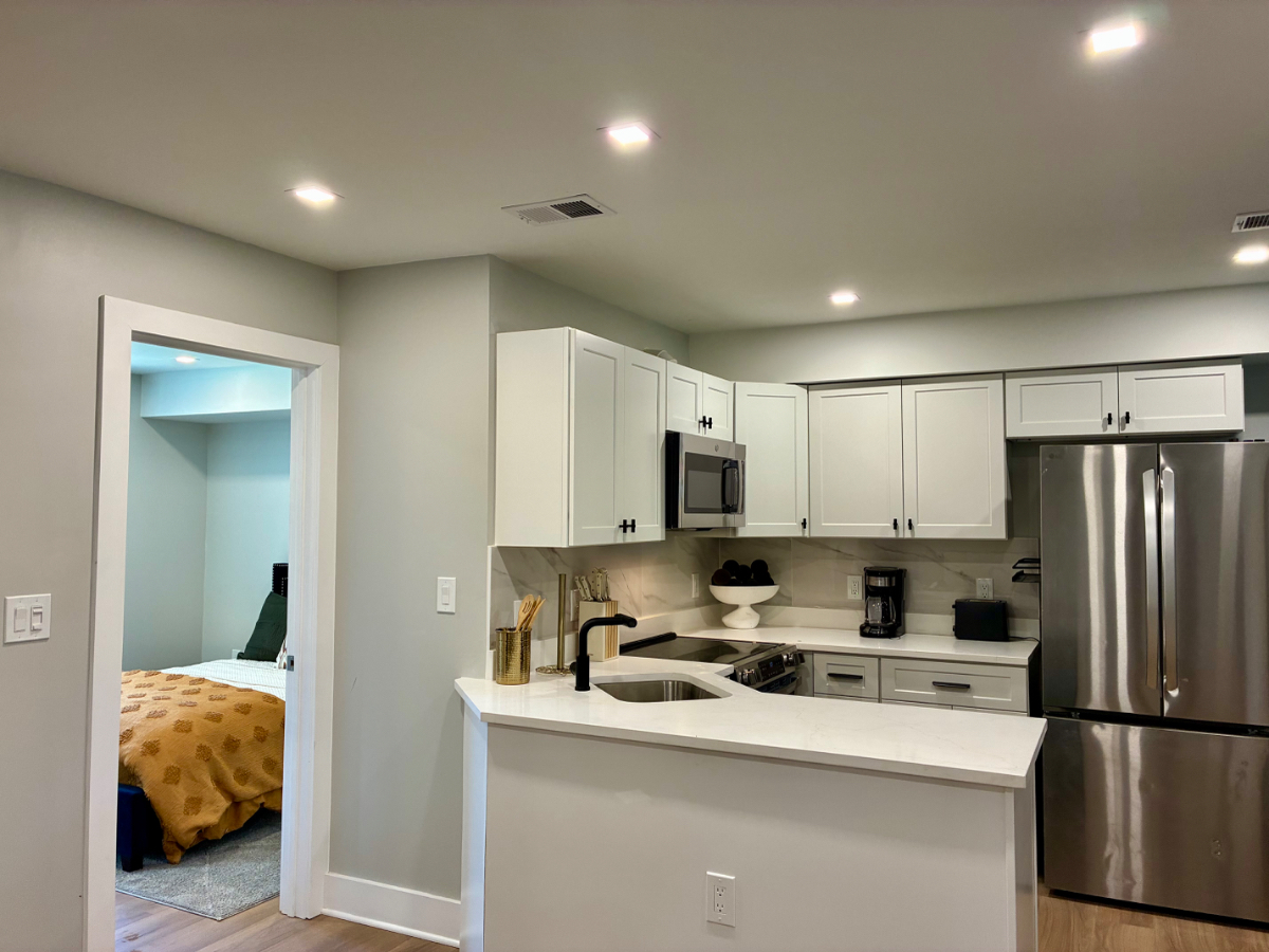 Beautifully Renovated, plenty of natural light 2 bdrm - Photo 4
