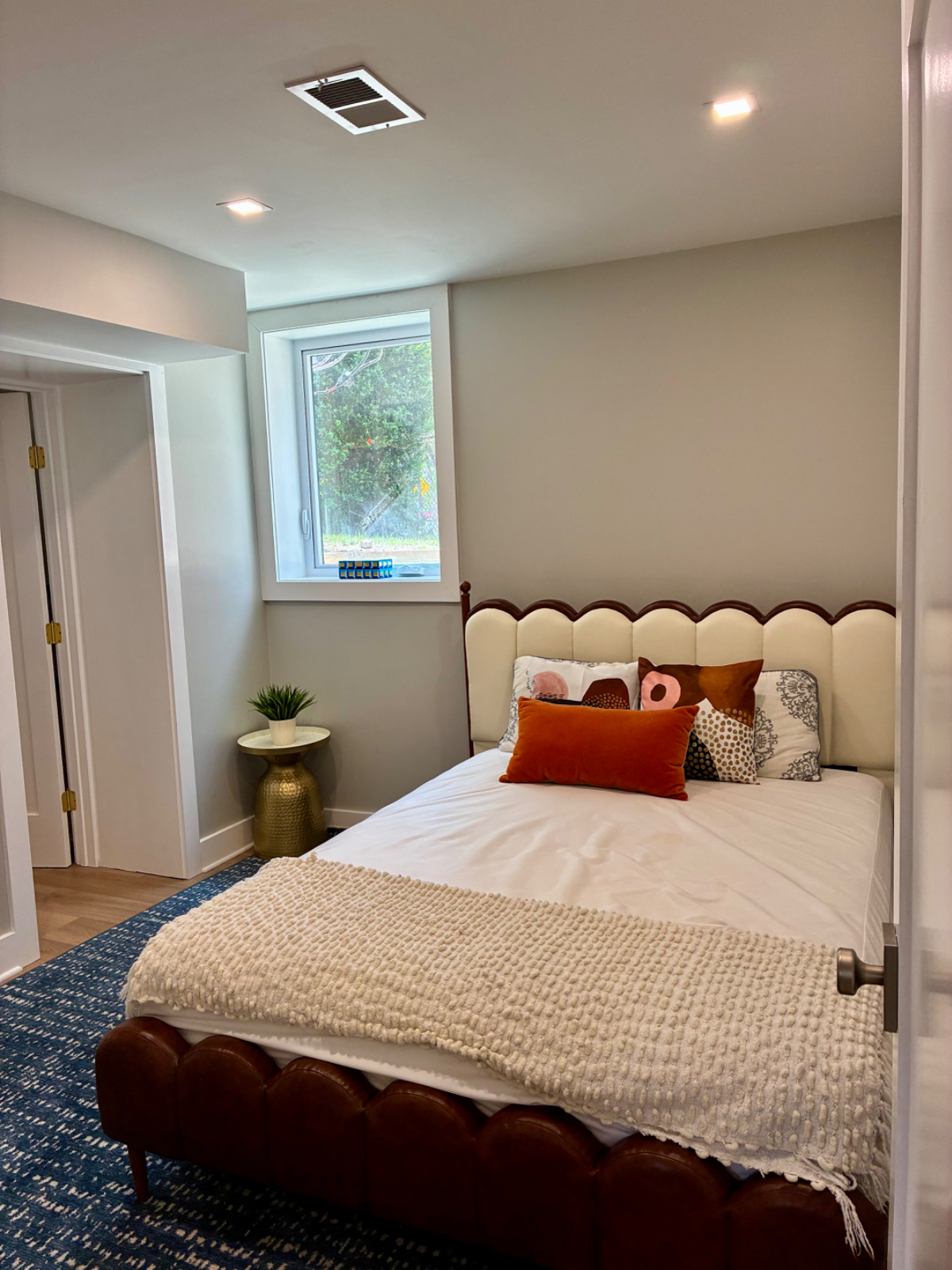 Beautifully Renovated, plenty of natural light 2 bdrm - Photo 1