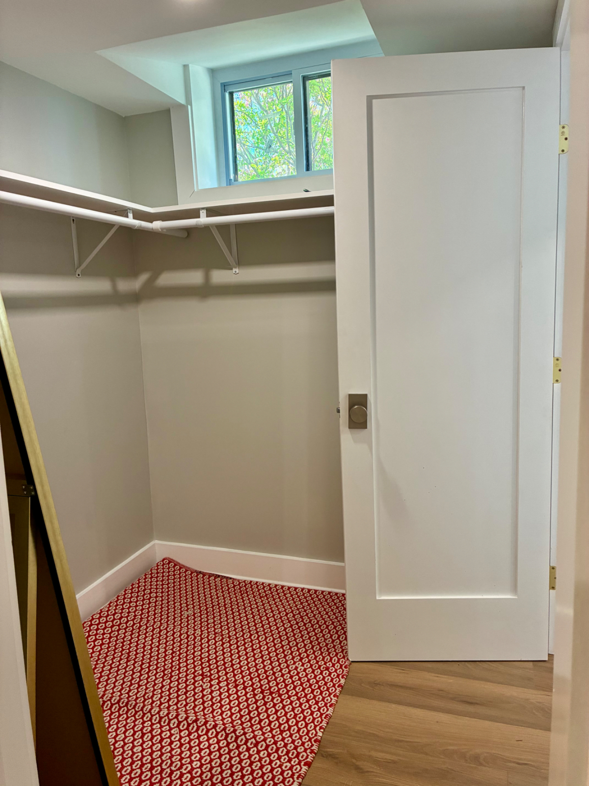 Beautifully Renovated, plenty of natural light  2 bdrm - Photo 6