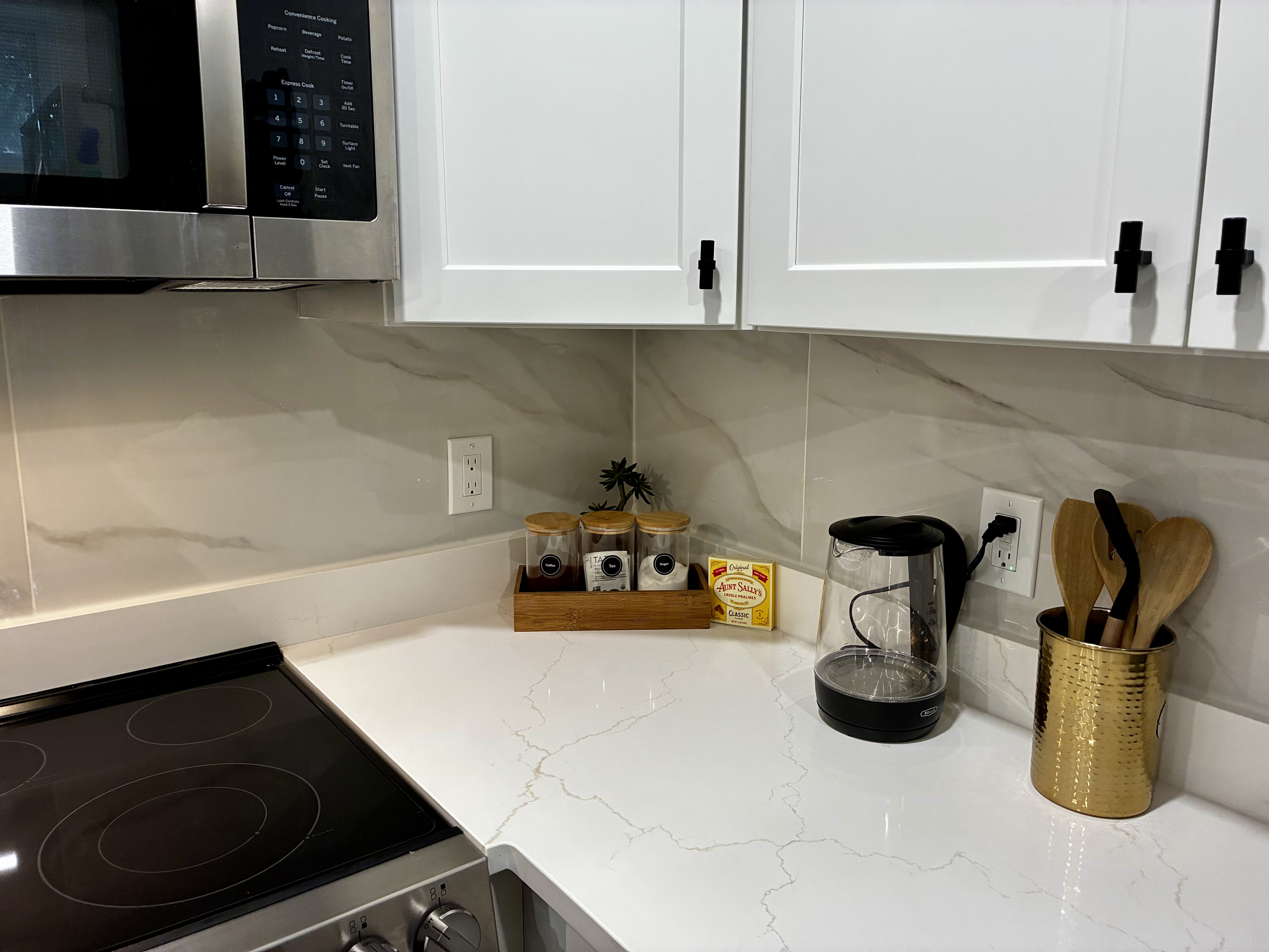 Beautifully Renovated, plenty of natural light  2 bdrm - Photo 9